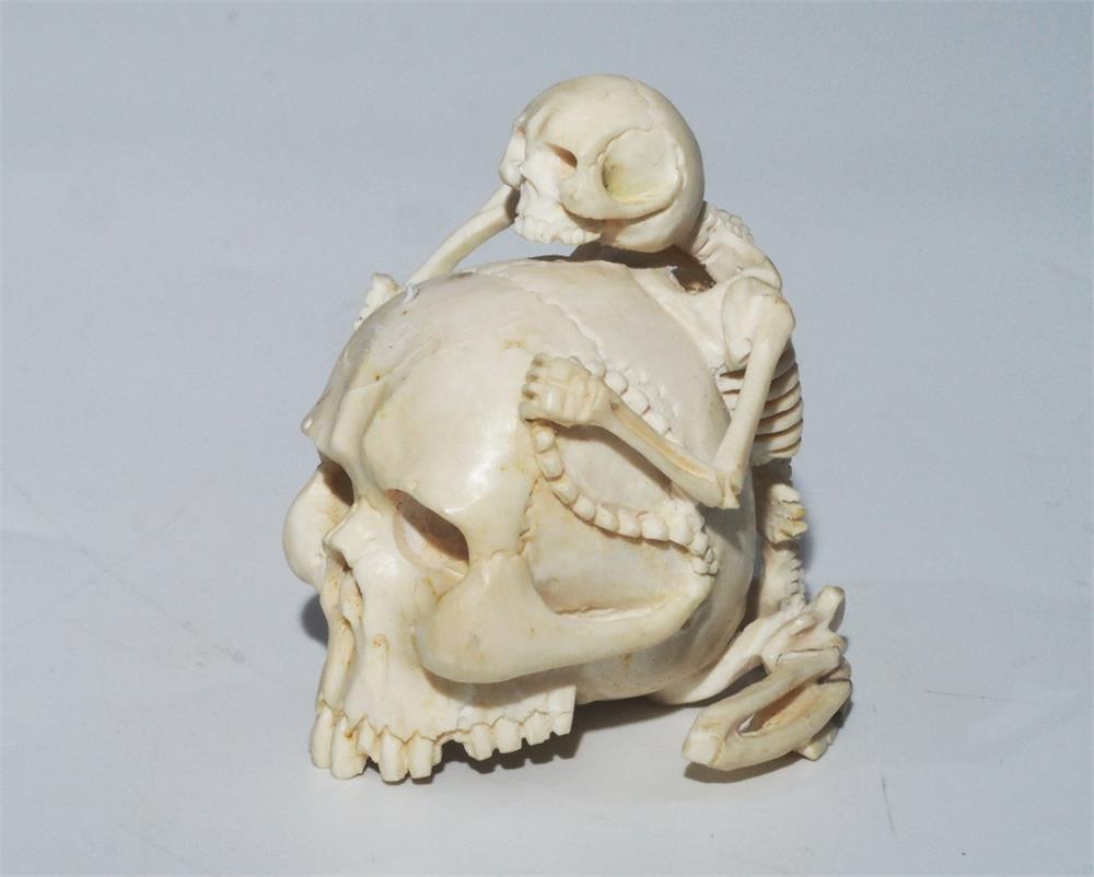 Netsuke,  kleine  Schnitzfigur, Japan.  "Skelett auf Totenkopf".