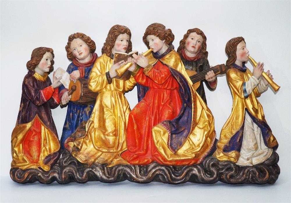 Wand-Relief mit sechs musizierenden Engeln.