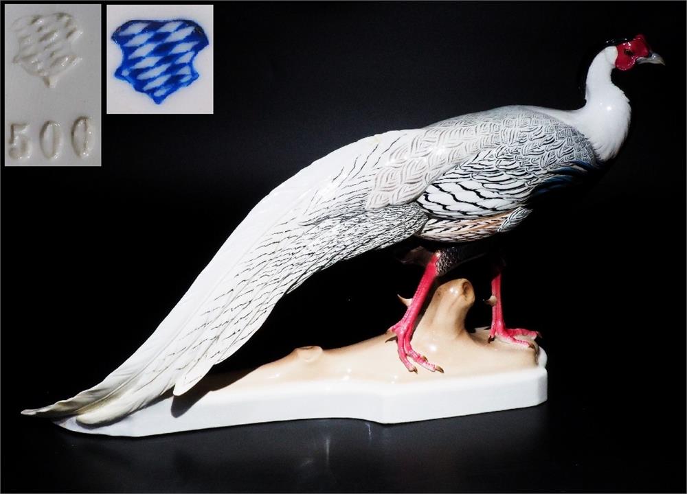 Tierplastik"Majestätisch schreitender  Silberfasan" auf geschweiftem Sockel, NYMPHENBURG,  Modell Nr. 500/1.