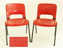 Paar Designer-Stühle.