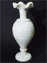 Vase aus kleinen Beinplatten. 