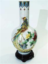 Cloisonné Vase auf Rosenholzsockel.
