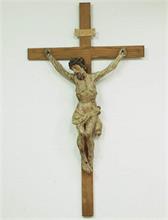 Christusfigur am Kreuz.