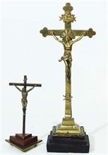 Zwei Kruzifixe.
