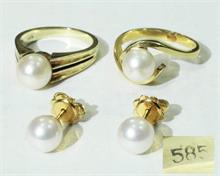 Zwei Ringe und ein Paar Ohrstecker mit weißen Akoja-Perlen. 