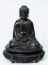 Medittierender Buddha auf Holzsockel.
