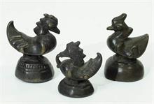 Drei Bronze-Opiumgewichte. 