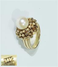Ring mit weißer Perle.