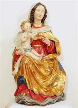Große Schnitzfigur der Madonna mit Kind.