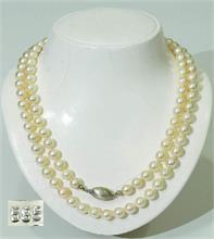 Lange weiße Perlenkette.