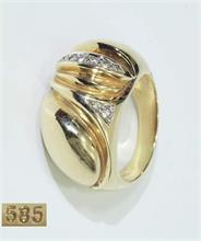Ring mit strukturiertem Ringkopf