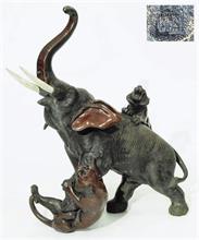 Elefant im Kampf mit zwei Tigern.  Japan, Meiji-Zeit. Werkstattmarke Omori Mitsumoto.