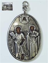 Silberanhänger mit zwei Heiligen.