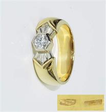 Ring mit Brillant. 750er Gelb-/Weißgold punziert.