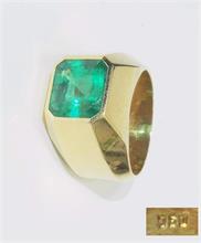 Ring mit Smaragd.  750er Gelbgold punziert
