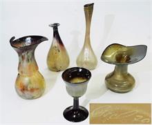 Konvolut: vier Vasen, ein Kelchglas.  Glashütte EISCH.