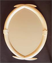 Spiegel gerahmt von zwei Elfenbein-Stoßzähnen.