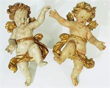 Paar schwebende Engel im Barock-Stil.