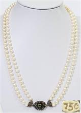 Zweireihige Perlenkette, mit dekorativem Verschluss.