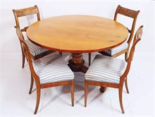 Runder Biedermeier-Tisch mit vier Stühlen, um 1820.