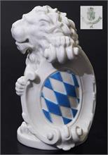Tierplastik "Großer Löwe" auf Rundsockel  mit weiß-blauem Wappenschild.