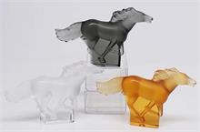 Skulpturen "Cheval Kazak". LALIQUE/France. Drei galoppierende Pferde.