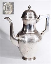 Kaffeekanne mit Röhrenausguß.  DENMARK Drei Türme-Marke, mit Jahreszahl 12 für 1912.
