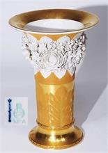 KPM Vase in Trompetenform mit Blumenfries.