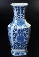 Vase mit Floraldekor in blau-weiß.