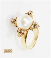 Ring mit weißer Akoya-Perle und kleinen Brillanten.