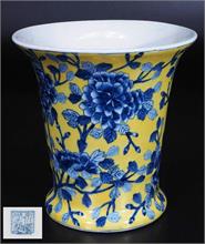Vase, China um 1960/70 , mit stilisiertem Blumendekor in Blautönen.