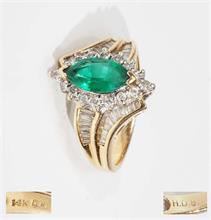 Ring, 585er Gelbgold,  wohl  mit Smaragd, Brillanten und Diamant-Baguetten.