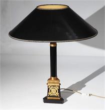 Repräsentative Tischlampe im Empirestil.