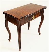 Spieltisch,  um 1850,   Nußbaum  mit schöner Maserung.