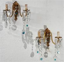 Paar dekorative Wandlampen mit Glasbehang.