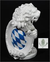 Großer Löwe mit bayerischem Wappenschild. NYMPHENBURG, Marke 1876 - 1997.