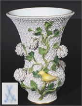 Prachtvolle Vase mit Schneeballblüten.
