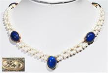 Collier mit kleinen Perlen und Lapis Lazuli Besatz.