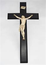 Holzkreuz mit Korpus Christi aus Elfenbein.