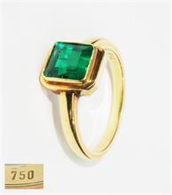 Ring, 750er Gelbgold punziert, zentral besetzt mit einem Smaragd, wohl Kolumbien.