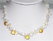 Keshi-Perlenkette, besetzt mit kleinen Keshiperlen und kleinen Nuggets aus 916er Gold (geprüft).