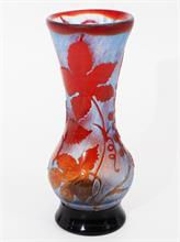 Jugendstil Vase mit erhabenem Weinlaubdekor.
