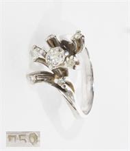 Blütenförmiger Ring  mit Diamanten in geringer Qualität.