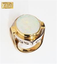Ring mit Kristall-Opal.  750 Geld- und Weißgold.