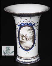 Ansichten-Vase aus dem sognannten Bayerischen Königsservice,  Manufaktur NYMPHENBURG um 1900.