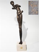 Bronzestatue "Erotik" auf hohem Marmorstein-Podest.