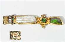 Prächtige Krawattenklammer mit Zuchtperle, Opal, Smaragde und Diamanten.
