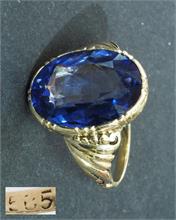 Jugendstil Ring mit synthetischem Korund (Saphir).