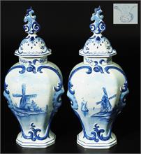 Paar Deckelvasen,  Fayence, Blaumalerei, typisch  im Stil der Delfter Vasen gearbeitet