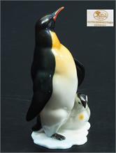 Figurengruppe  Pinguin mit Jungem auf Sockel. HUTSCHENREUTHER/Germany.